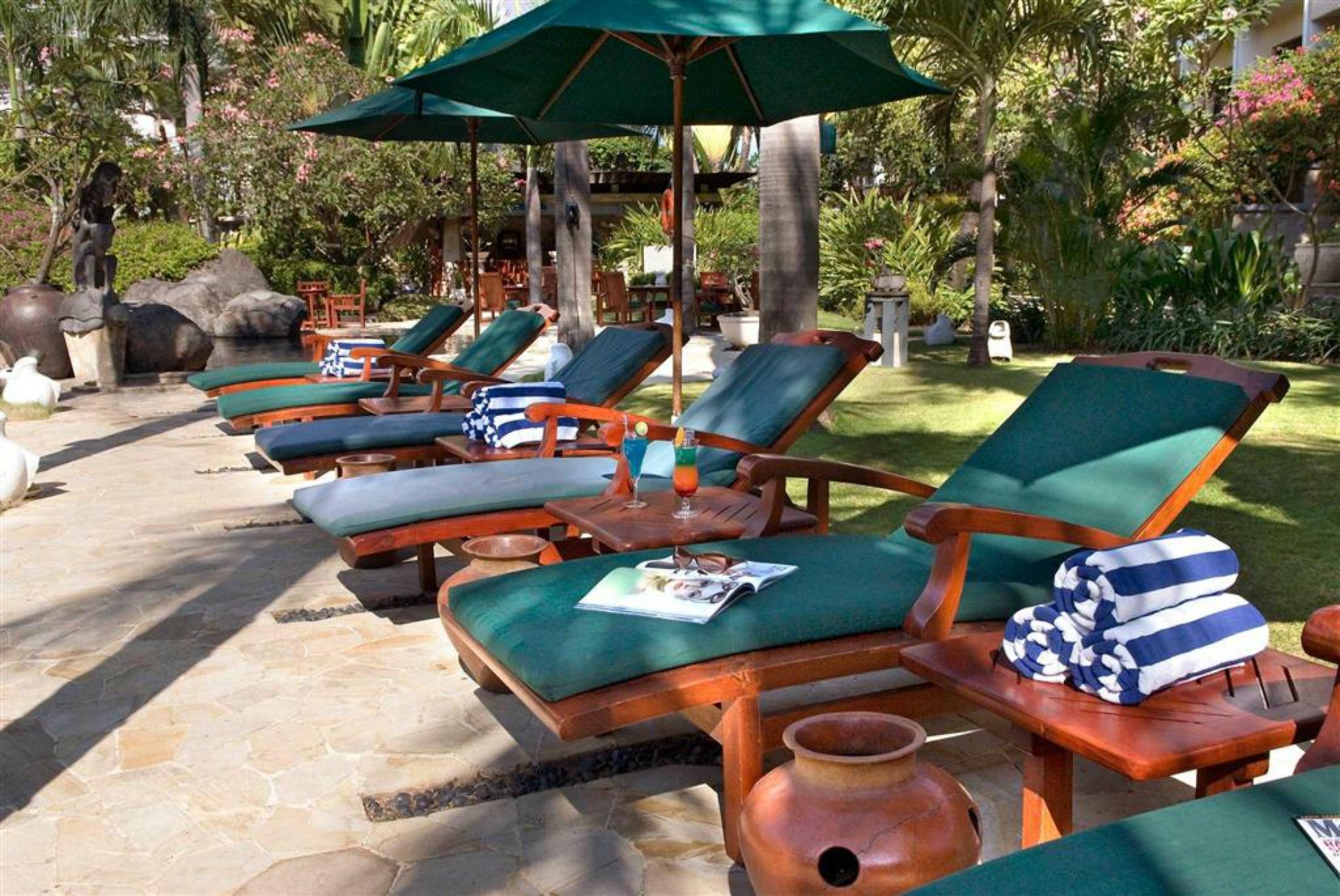 Grand Tropic Suites Hotel Surabaya Exterior foto